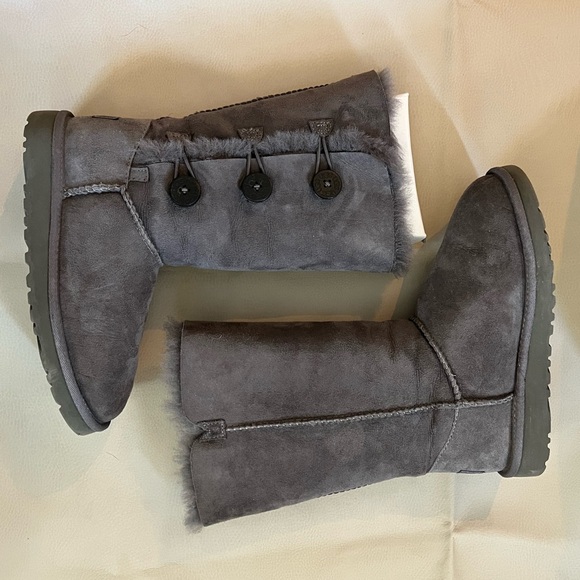 NIB KIDS AUTHENTIC UGGS K BAILEY BUTTON TRIPLET, GREY SIZE 3 - Picture 6 of 7